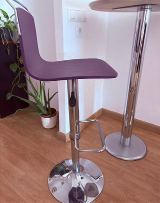 Mesa alta Silestone con 2 taburetes