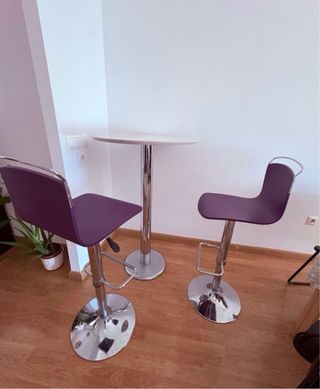 Mesa alta Silestone con 2 taburetes