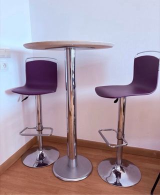 Mesa alta Silestone con 2 taburetes