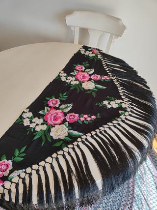 Mantón Flamenco Negro Bordado Flores