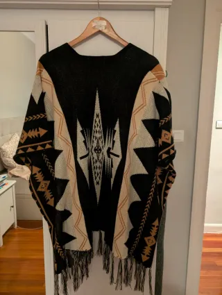 Poncho étnico con flecos