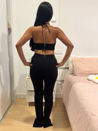 Mono largo negro con aberturas