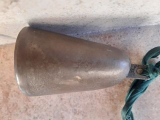 Cencerro vintage antiguo. decoracion. En mano.