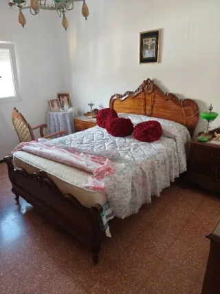 Cama y mesita de noche antiguas