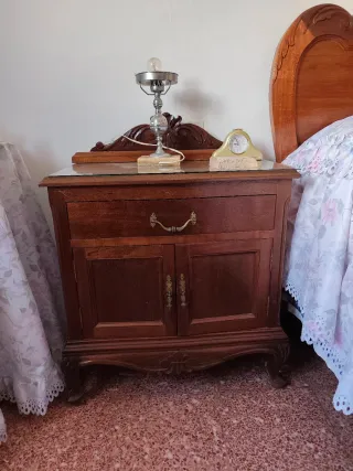 Cama y mesita de noche antiguas