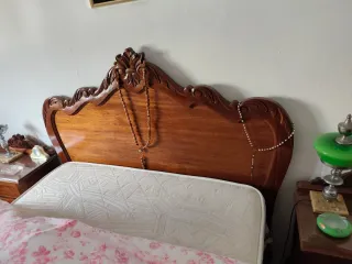 Cama y mesita de noche antiguas