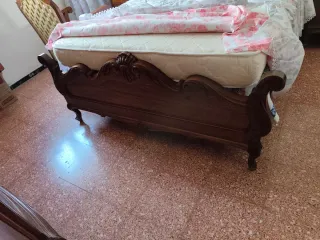 Cama y mesita de noche antiguas