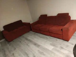 Sofá modular rojo de tela, 3 y 2 plazas