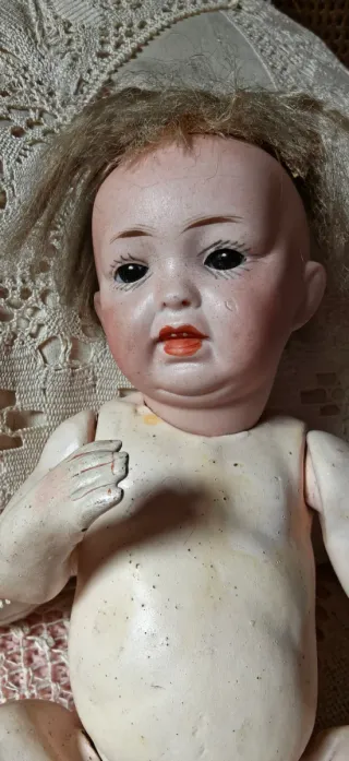 Vecchia bambola neonato con testa in biscuit