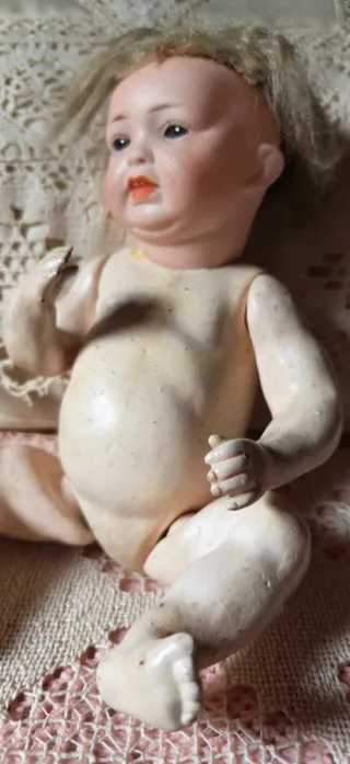 Vecchia bambola neonato con testa in biscuit