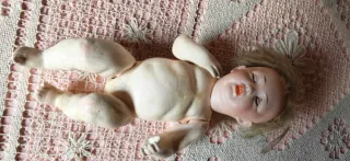 Vecchia bambola neonato con testa in biscuit