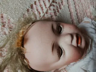 Vecchia bambola neonato con testa in biscuit