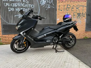 Yamaha TMAX Negra - Maxi Scooter Automática