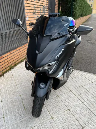 Yamaha TMAX Negra - Maxi Scooter Automática