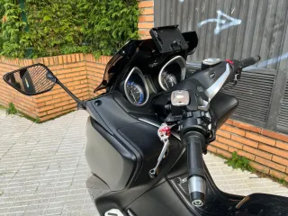Yamaha TMAX Negra - Maxi Scooter Automática