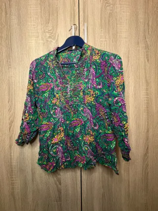 Blusa verde con estampado paisley