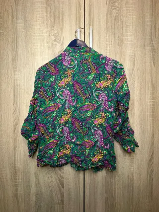 Blusa verde con estampado paisley
