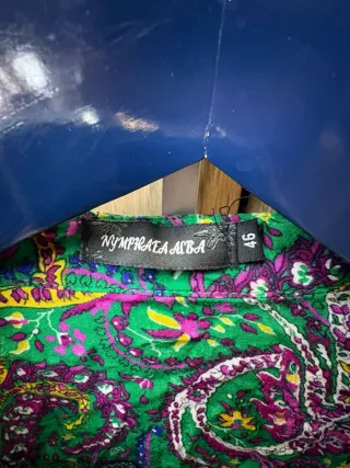 Blusa verde con estampado paisley