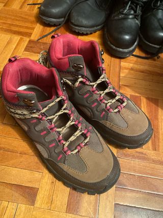Botas de montaña marrones y rosas