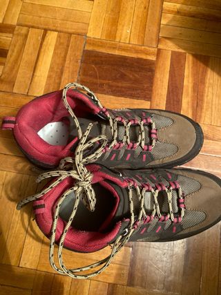 Botas de montaña marrones y rosas