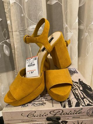 Zapatos de tacón mostaza