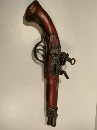 Pistola de pedernal antigua decorativa