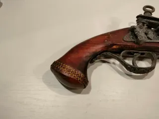 Pistola de pedernal antigua decorativa