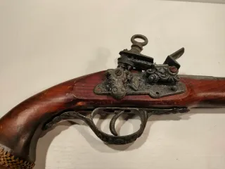 Pistola de pedernal antigua decorativa