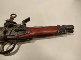 Pistola de pedernal antigua decorativa