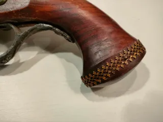 Pistola de pedernal antigua decorativa