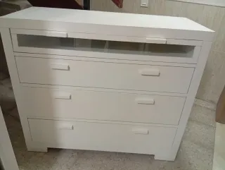 Cómoda blanca con cristal