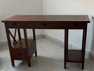 Escritorio antiguo de madera