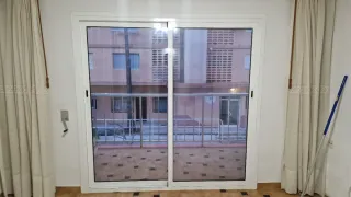 Ventanal corredero blanco para balcón