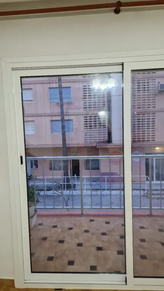 Ventanal corredero blanco para balcón