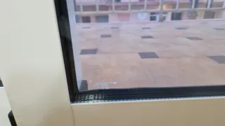 Ventanal corredero blanco para balcón