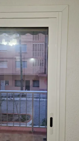 Ventanal corredero blanco para balcón