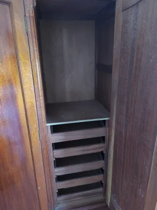 Ropero antiguo de madera