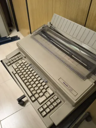 Máquina de escribir Olivetti ET2250