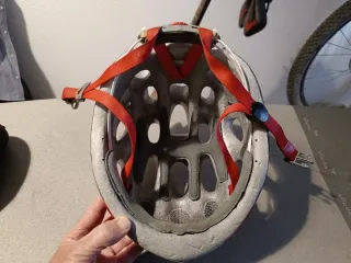 Casco de bicicleta Catlike blanco y rojo