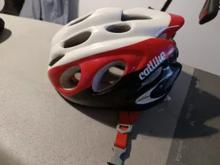 Casco de bicicleta Catlike blanco y rojo