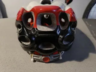 Casco de bicicleta Catlike blanco y rojo