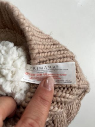 Gorro de lana trenzado con pompón