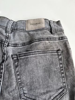 Pantalón vaquero gris desgastado