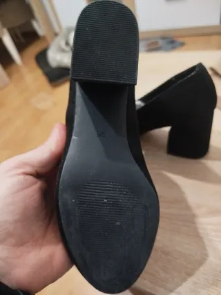 Zapatos de tacón negros con perlas