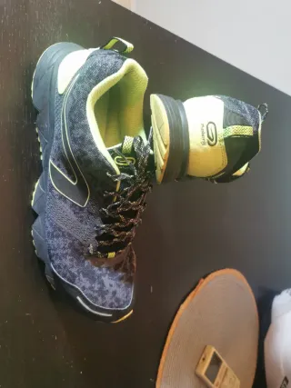 Zapatillas deportivas negras y amarillas