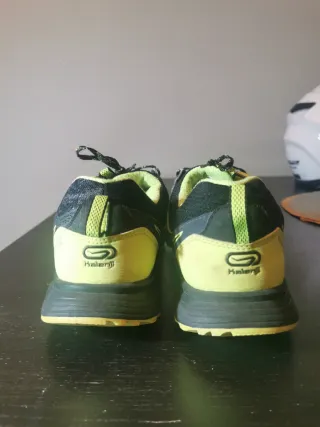 Zapatillas deportivas negras y amarillas