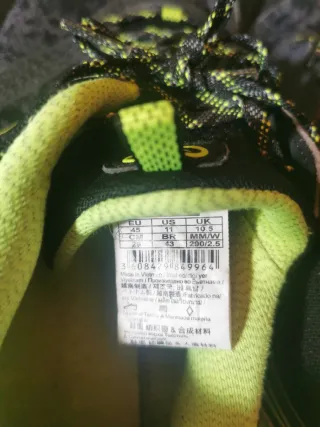 Zapatillas deportivas negras y amarillas