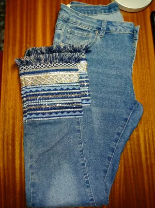 Pantalón vaquero con bordado y flecos