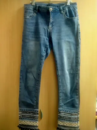 Pantalón vaquero con bordado y flecos