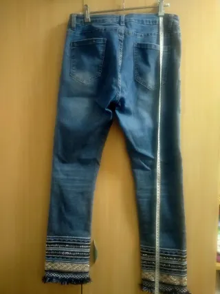 Pantalón vaquero con bordado y flecos